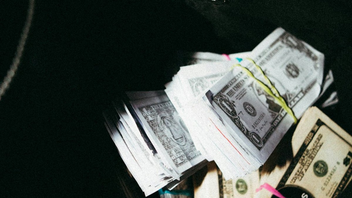 Free vs paid AI prompt packs: choose better results